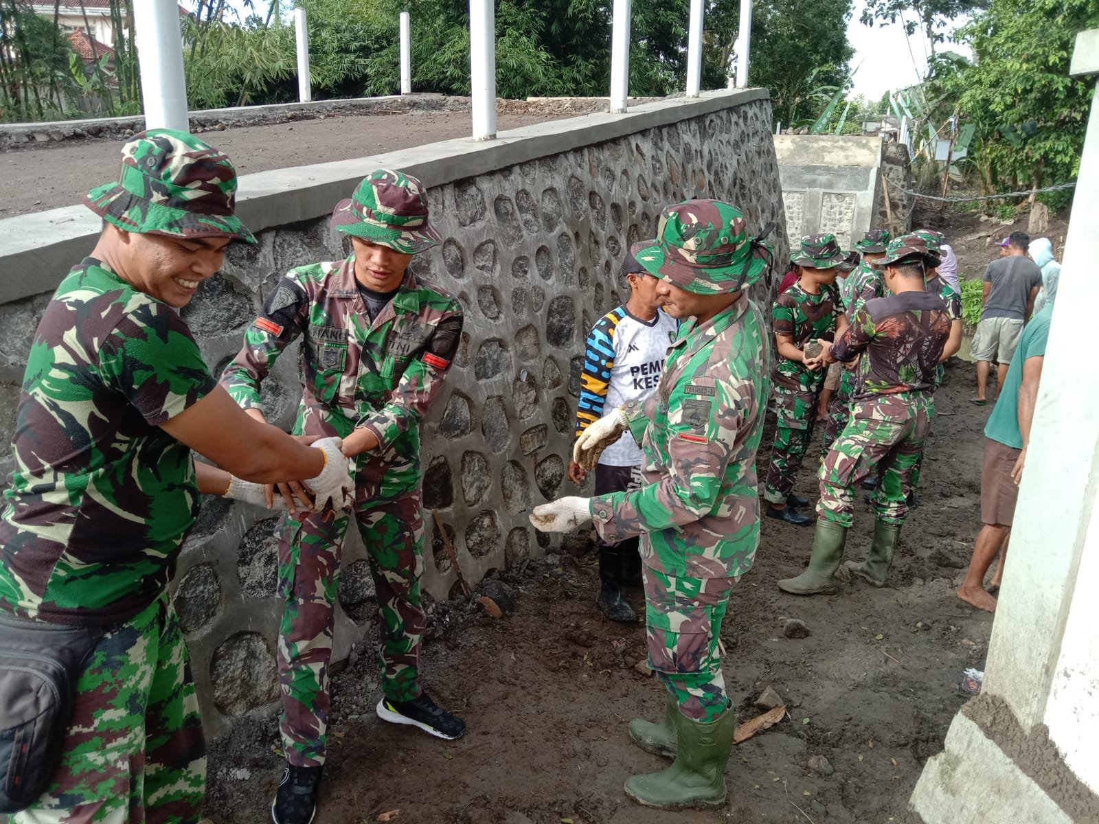 Satgas TMMD 125 Kodim 0825/Banyuwangi Laksanakan Penimbunan dan Pembuatan Selokan di Siliragung