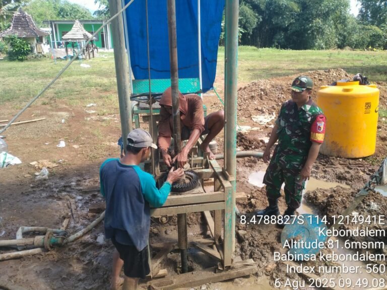 Babinsa Desa Kebondalem Monitoring Pengerjaan Sumur Bor di Dusun Kebonrejo