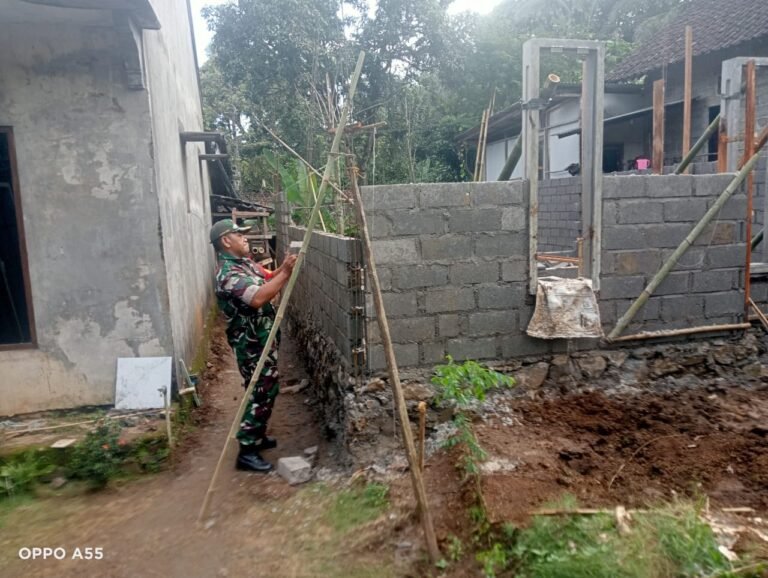 Danposramil 0825/22 Licin Dampingi Program Rutilahu di Desa Kluncing