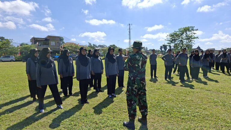 Sinergi TNI-Polri di Kalibaru: Peltu Mukhsin dan Aiptu Herman Gembleng 45 Calon Paskibra