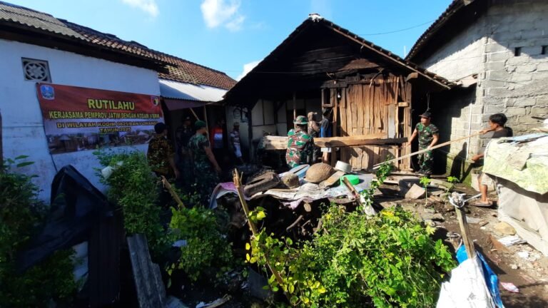 Anggota Posramil 0825/23 Tegalsari Bantu Warga Bongkar Rumah Ibu Parni