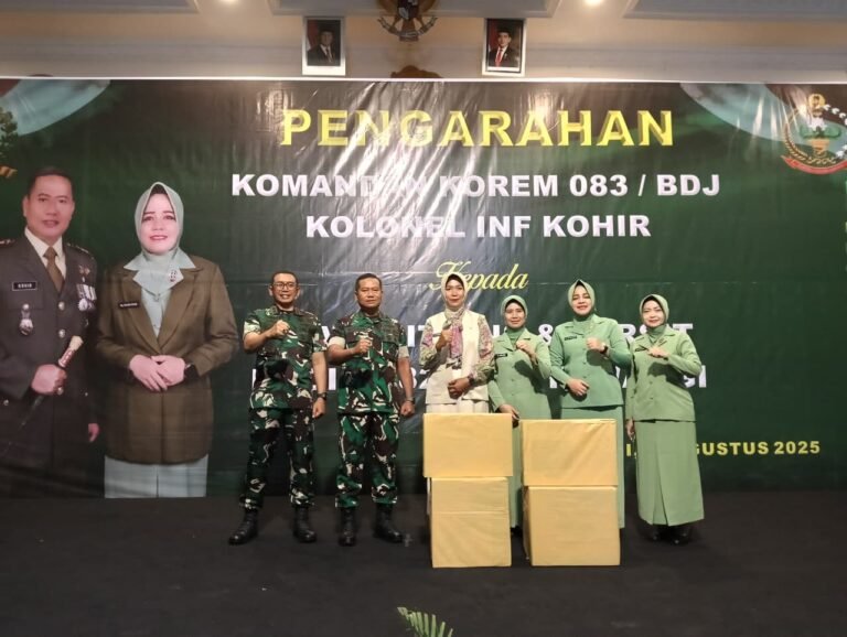 Danrem 083/Baladhika Jaya Serahkan Bantuan Komputer Untuk SMP Kartika IV-7 Siliragung Banyuwangi