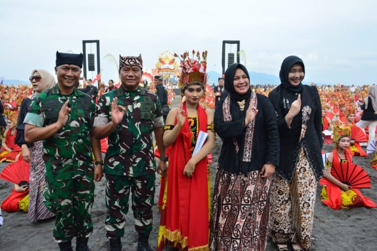 DANREM 083/BALADHIKA JAYA HADIRI FESTIVAL GANDRUNG SEWU 2025: TNI HADIR MENJAGA BUDAYA DAN MEMPERKUAT PERSATUAN BANGSA