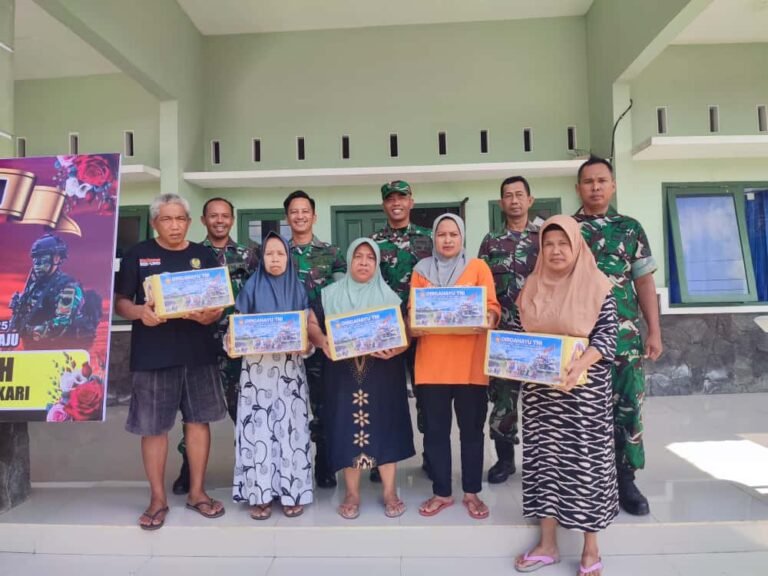 Danramil 0825-03/Glagah Bersama Anggota Bagikan Sembako untuk Warga Sekitar di HUT TNI ke-80