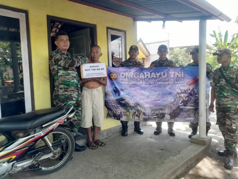 Memperingati HUT TNI Ke-80, Koramil 0825-11/Pesanggaran Gelar Bakti Sosial Bagikan Sembako