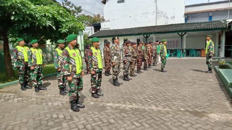 Sinergitas Anggota Koramil Genteng Dan Banser Laksanakan Apel Dan Patroli Gabungan Di Wilayah Kecamatan Genteng