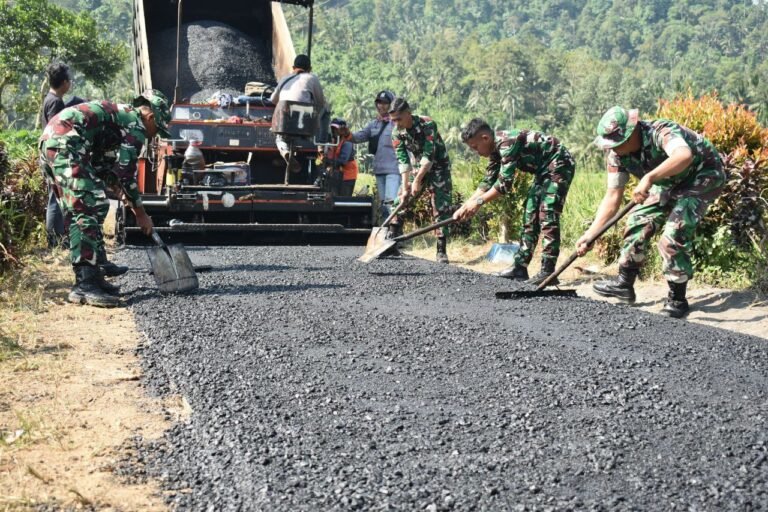 Satgas TMMD ke-126 Kodim 0818/Malang Batu Melaksanakan Pengaspalan Jalan di Dusun Sukomaju