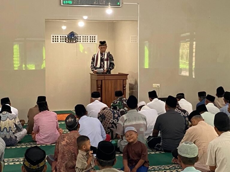Pabintal Korem 083/Bdj Letda Inf Jaenuri memberikan khutbah Sholat Jumat di Masjid Al-Amin, Desa Lebakharjo, Kecamatan Ampelgading, Kabupaten Malang, Dalam rangka mendukung program TMMD ke-126 Kodim 0818/Malang-Batu.