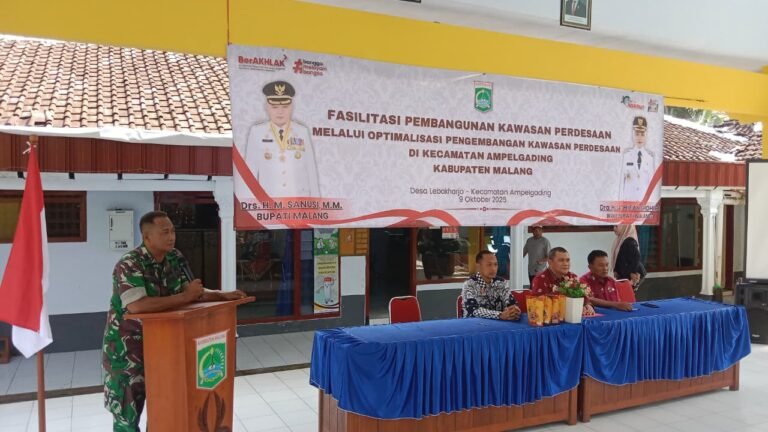 Kodim 0818/Malang-Batu bekerjasama dengan pemerintah melalui program fasilitasi pembangunan dan optimalisasi pengembangan kawasan pedesaan di Desa Lebakharjo, Kecamatan Ampelgading, Kabupaten Malang, Jawa Timur