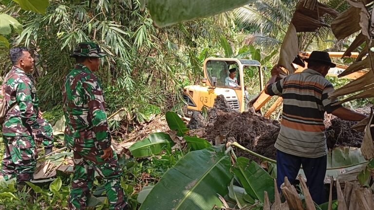 Warga berterima kasih kepada TNI atas pekerjaan normalisasi aliran sungaipada TMMD 126 Lebakharjo, Kecamatan Ampelgading, Kabupaten Malang