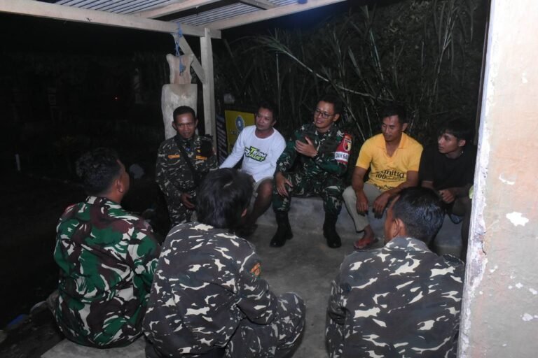 Letkol Czi Bayu Nugroho, bersama warga duduk bersama di pos siskamling desa Lebakharjo