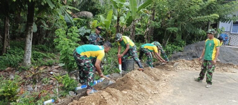 Pengerjaan jalur pipanisasi oleh Satgas TNI Manunggal Membangun Desa (TMMD) ke-126 Kodim 0818/Malang-Batu
