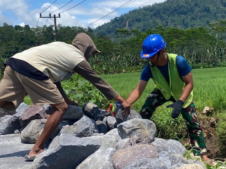 anggota Satgas TNI Manunggal Membangun Desa (TMMD) ke-126 Kodim 0818/Malang-Batu terus menunjukkan semangat pengabdian di Desa Lebakharjo, Kecamatan Ampelgading, Kabupaten Malang