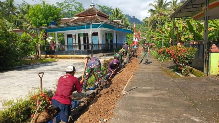 TMMD ke-126 Kodim 0818: Satgas dan Warga Gotong Royong Gali Pipa Air Bersih di Lebakharjo