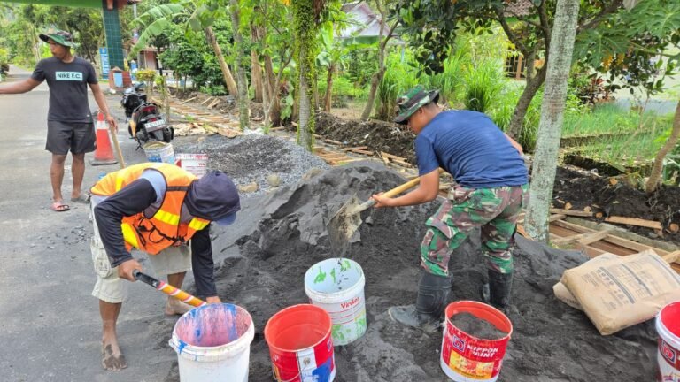 Satgas TMMD ke-126 Percepat Pengecoran Drainase di Desa Lebakharjo