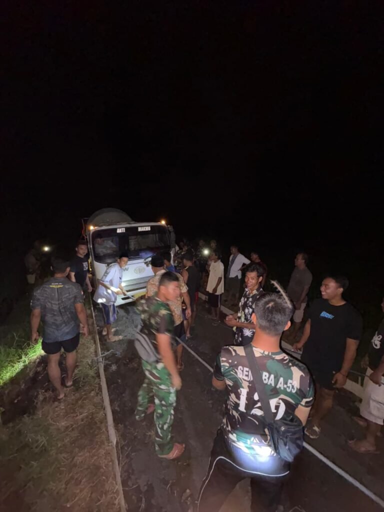 Semangat Tak Padam, TNI dan Warga Lanjutkan Pengecoran Jalan hingga Malam