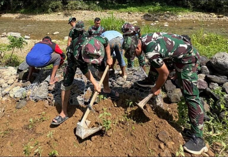Perkuat Tebing Sungai Lebakharjo Dari Semangat Kebersamaan