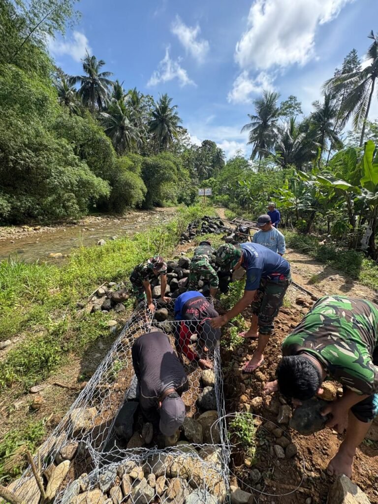 Anggota Satuan Tugas TNI Manunggal Membangun Desa (TMMD) ke-126 Kodim 0818/Malang-Batu yang berasal dari AURI