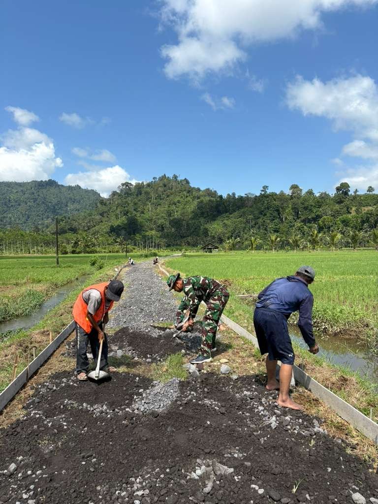 Anggota Satuan Tugas (Satgas) TNI Manunggal Membangun Desa (TMMD) ke-126 Kodim 0818/Malang-Batu, termasuk personel dari Satuan AURI