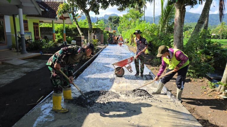 Anggota Satuan Tugas (Satgas) TNI Manunggal Membangun Desa (TMMD) ke-126 Kodim 0818/Malang-Batu, khususnya dari Yonzipur 5/Abw