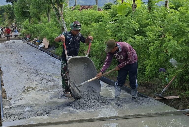 Keringat dan Semangat Gotong Royong Satukan Prajurit dan Warga Krajan 1A, Akses Desa Kian Terbuka