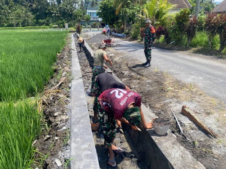 Satgas TNI Manunggal Membangun Desa (TMMD) ke-126 Kodim 0818/Malang-Batu terus menunjukkan semangat kebersamaan dan pengabdian di Desa Lebakharjo