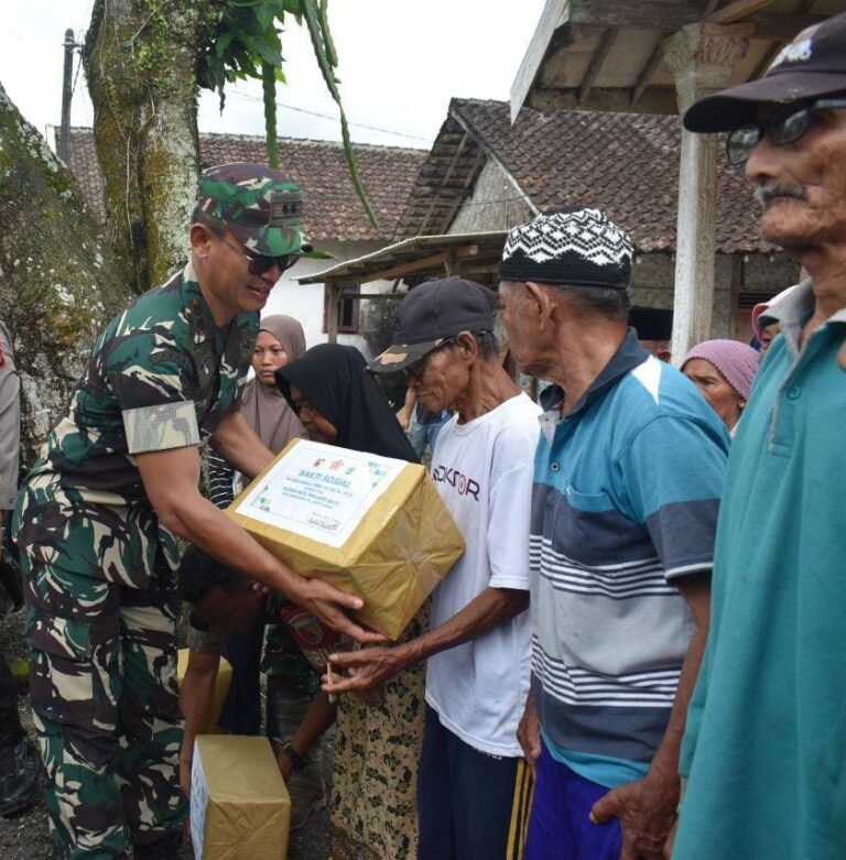 Dalam rangkaian kegiatan TNI Manunggal Membangun Desa (TMMD) ke-126 di Desa Lebakharjo, Kecamatan Ampelgading, Kabupaten Malang