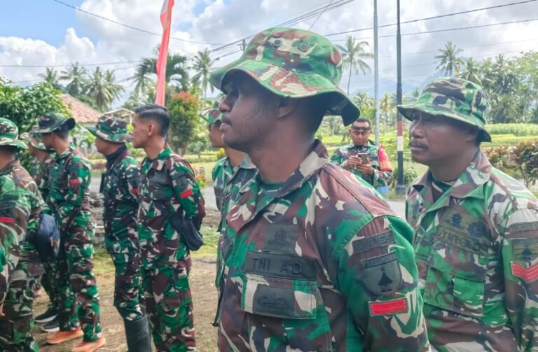 Sebanyak 38 personel Satgas TMMD ke-126 bergerak menuju Dusun Lebaksari, bukan untuk berperang, tapi untuk membangun harapan merenovasi rumah warga