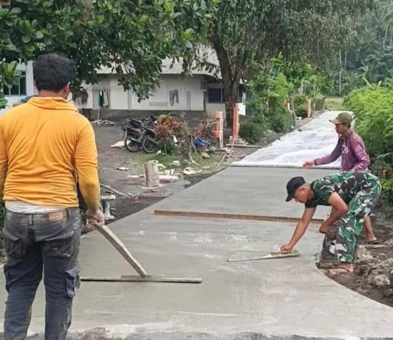 Semangat gotong royong antara Satgas TMMD ke-126 dan masyarakat Dusun Krajan 1A terus mengalir dalam pengerjaan rabat beton yang menjadi salah satu sasaran fisik pada program TMMD 126 Lebakharjo, Kecamatan Ampelgading, Kabupaten Malang