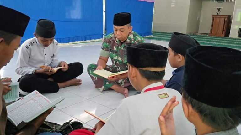 Dalam rangkaian kegiatan TNI Manunggal Membangun Desa (TMMD) ke-126 Kodim 0818/Malang-Batu, semangat kebersamaan antara TNI dan masyarakat terus terjalin erat
