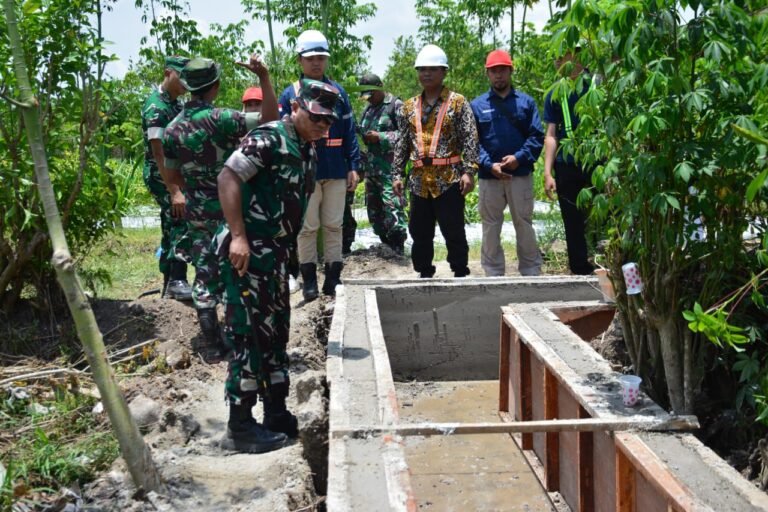 Air Mengalir, Harapan Tumbuh: Danrem 083/Bdj Dampingi Petani Wujudkan Kemandirian Pangan