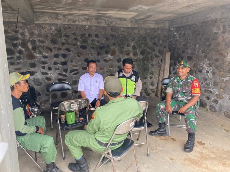 Jaga Kondusivitas Wilayah, Babinsa Kluncing Serka Riadi Gelar Komsos dengan Linmas dan Warga
