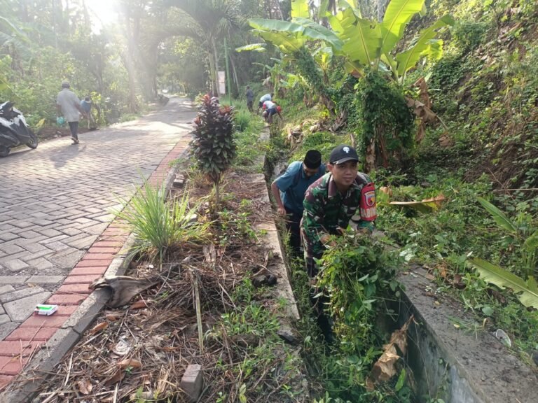 Babinsa Gumuk Laksanakan ‘Jumat Bersih’, Ajak Warga Bersihkan Parit dan Rumput Liar