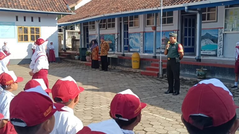 SDN 1 Tamansari Gelar Upacara Bendera Meriah Bersama Babinsa