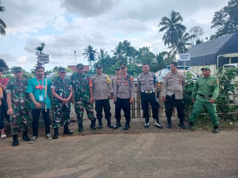 Danposramil Licin dan Personel Amankan Konser Orkes One Pro di Desa Kluncing