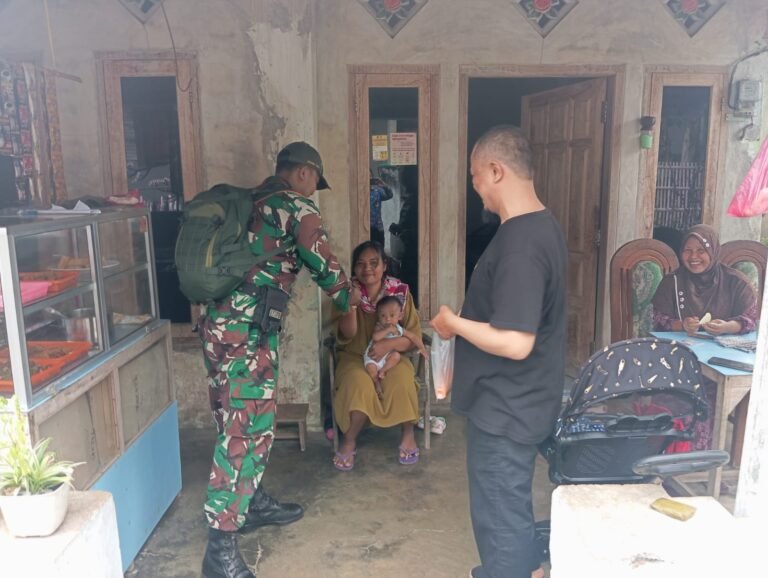 TNI dan Puskesmas Licin Bersinergi, Gencarkan Larvasidasi dan Pembagian Serbuk Abate untuk Pencegahan DBD di Desa Segobang