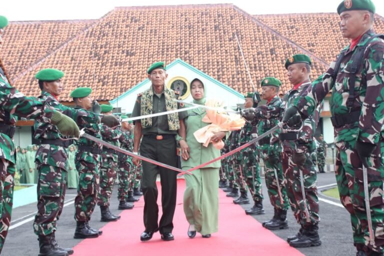 Pedang Pora Kehormatan: Kodim 0825 Banyuwangi Melepas Mayor Arm Sutoyo dengan Tradisi Penuh Wibawa