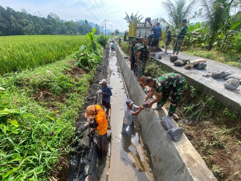 Satgas TMMD 126 Lebakharjo Bersama Warga Bahu Membahu Kejar Target Pembuatan Irigasi