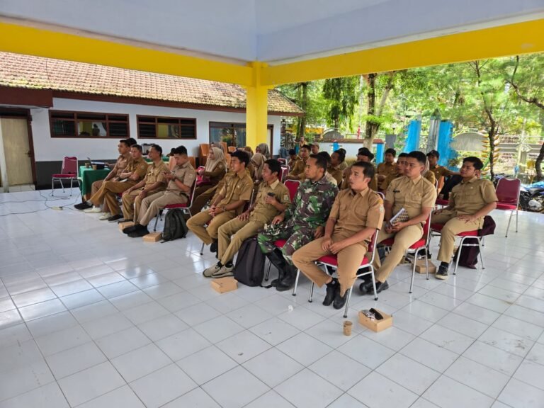 Kodim 0818/Malang-Batu, Dinas Komunikasi dan Informatika (Diskominfo) Kabupaten Malang memberikan bimbingan teknis (bimtek) Desa Digital kepada para operator desa se-Kecamatan Ampelgading