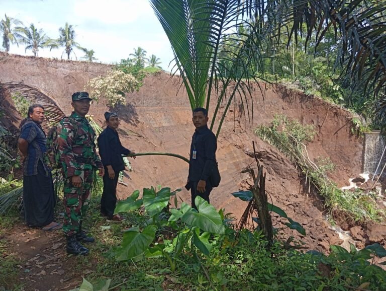 Posramil 0825/22 Licin Respon Cepat Bencana Tanah Longsor di Desa Segobang, Saluran Air Tiga Desa Terputus