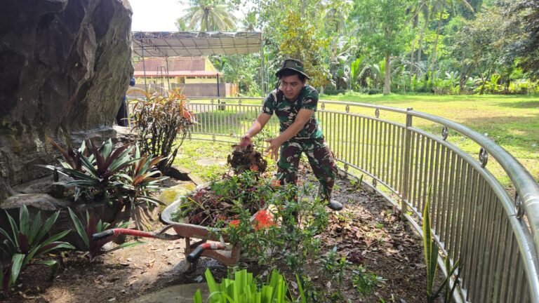 Menjelang penutupan TNI Manunggal Membangun Desa (TMMD) ke-126 Kodim 0818/Malang-Batu, para anggota Satgas bersama masyarakat Desa Lebakharjo terus menunjukkan semangat kebersamaan dan gotong royong