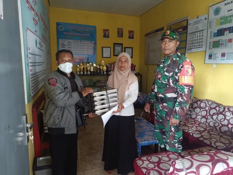 Pastikan Siswa Sarapan Sehat, Babinsa Posramil Licin bantu Salurkan MBG ke SDN 4 Tamansari & TK Aromatica