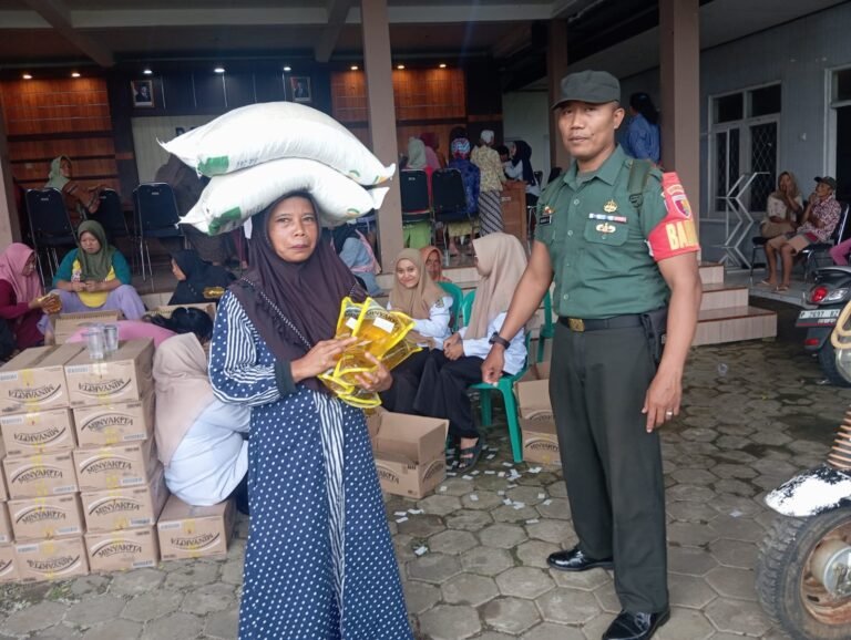 Bantuan Beras dan Minyak Mengalir Deras di Pakel, Babinsa Turun Tangan Amankan Distribusi Ratusan Paket Pangan
