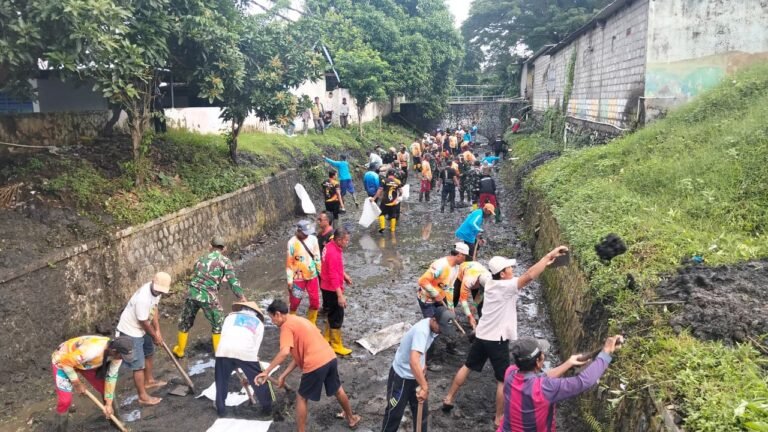 “Jelang HUT Korem 083/Bdj, Kodim 0825 Banyuwangi Gelar Karya Bakti Bersihkan Sungai di Pesanggaran”
