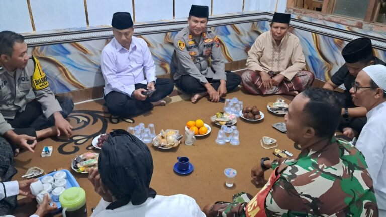 Hangat! Desa Pakel Bersholawat Sambil Santuni Yatim, Babinsa dan Kapolsek Turut Hadir Hingga Larut Malam