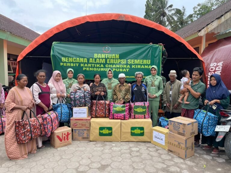 Sentuhan Kepedulian Ketua Umum Persit KCK untuk Warga Lumajang Terdampak Erupsi Semeru
