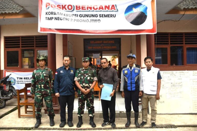 Danrem 083/Baladhika Jaya Salurkan Bantuan Obat-Obatan dari Menteri Pertahanan RI untuk Korban Erupsi Gunung Semeru