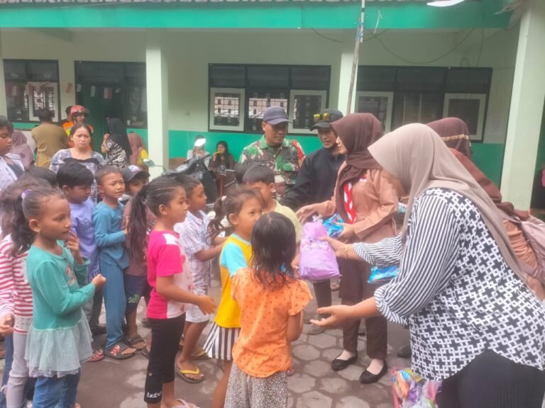 Babinsa Supiturang Dampingi Guru dan Relawan Berbagi Keceriaan untuk Anak-Anak di Pengungsian SDN 04 Supiturang