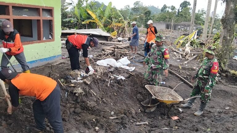 Personel Kodim 0821 Lumajang dan Relawan Kerahkan Kekuatan Bersihkan Material yang Menimbun Rumah Warga