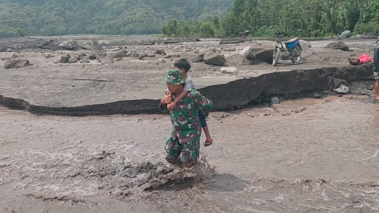 TNI Bantu Warga Lintasi Sungai Sumber Langsep, Wujud Kepedulian Satgas Pasca Erupsi Semeru